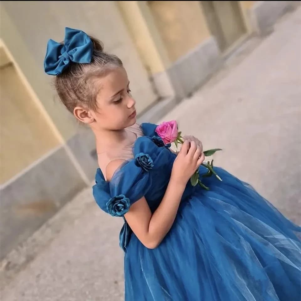 Abito da ragazza di fiore gonfio con spalle scoperte in tulle personalizzato per applicazioni da sposa con fiocco Primi abiti da festa di compleanno eucaristici per bambini