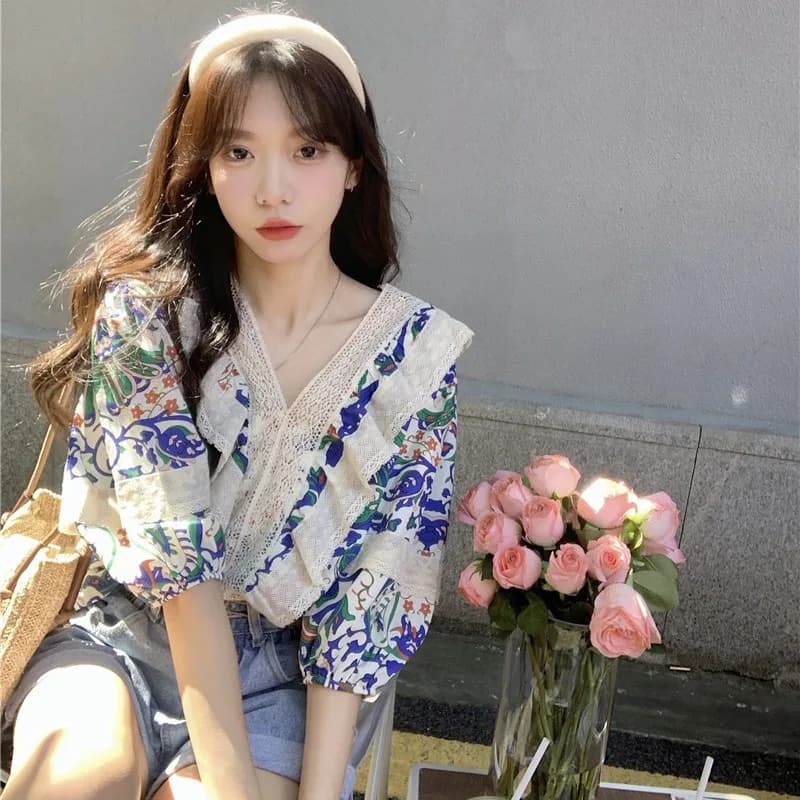 Summer 2023 Vintage Lace Trim Floral Print V-Neck Short Sleeve Shirt Sweet Style Bell Sleeve Casual Loose Fit Women's Blouse