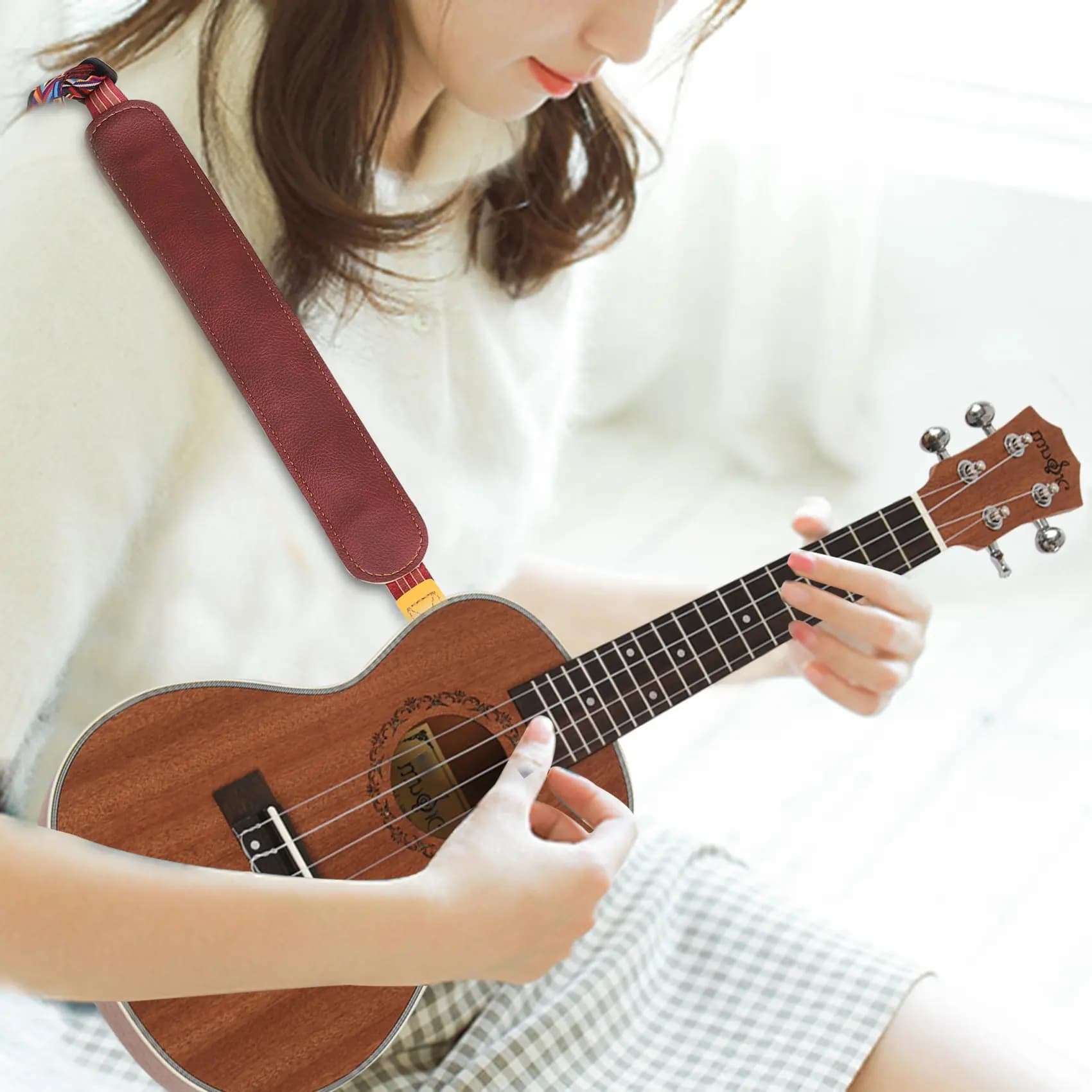 Nuova tracolla per ukulele con punzonatura gratuita, inclinata, senza coda, per unghie, tracolla per ukulele, per pianoforte (stile etnico giallo)