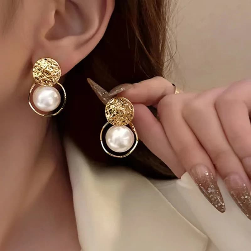 Orecchini in metallo geometrico scavato con perle grandi rotonde irregolari per accessori per gioielli di moda regalo per feste da donna
