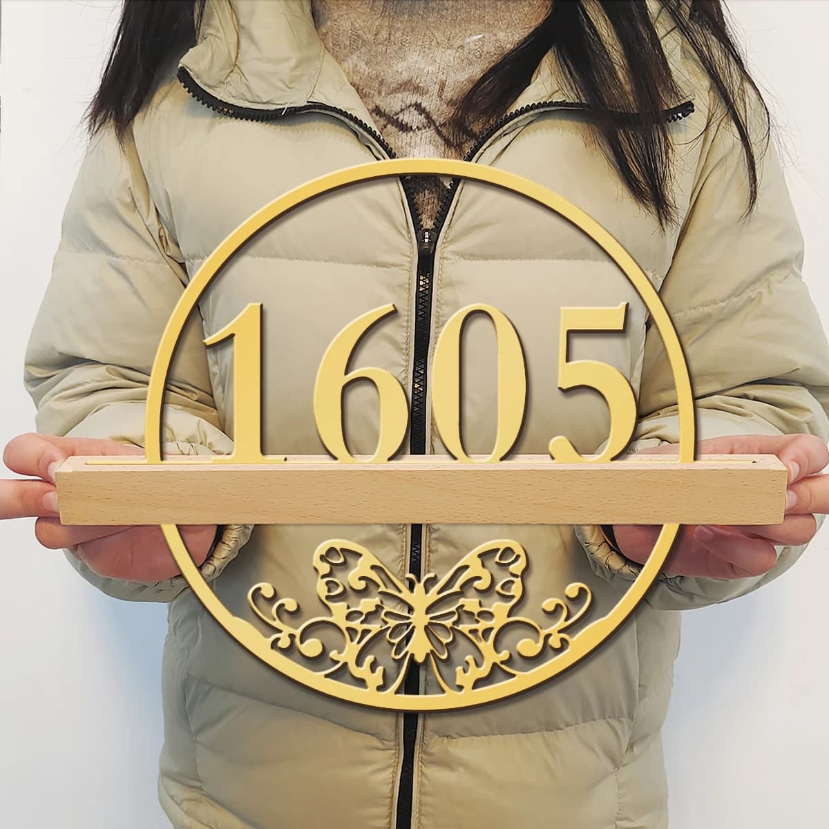 Set di 1 Targa Personalizzata con Farfalla Volante, Base in Legno e Numero in Metallo, Insegna per Ufficio o Negozio, Ideale come Regalo o Decorazione per Casa e Stanza