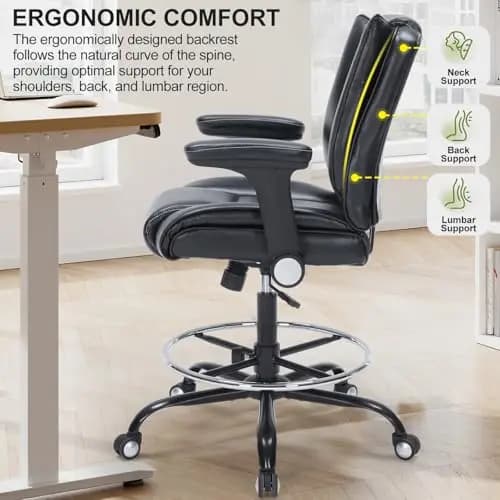 Sedia da disegno ergonomica con schienale alto, braccioli imbottiti ribaltabili, poggiapiedi ad anello e cuscino del sedile in pelle PU spessa per l'uso con scrivania regolabile in altezza