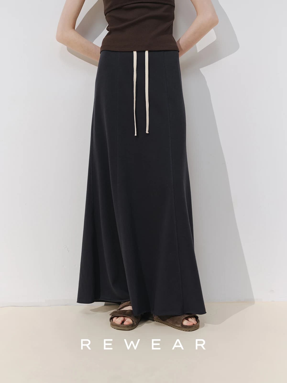 REWEAR Gonna a Mezza Lunghezza a Vita Alta in Cotone Lavato con Orlo a Coda di Pesce, Elegante e alla Moda, Drappeggiata con Spacco Tridimensionale