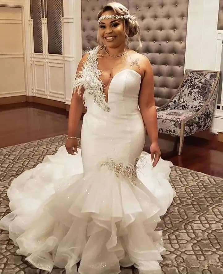 Personalizzato 2023 Abito da sposa a sirena Una spalla Pizzo Perline di cristallo Piume Increspature Abiti da sposa a strati Robe De Marriage YMW58