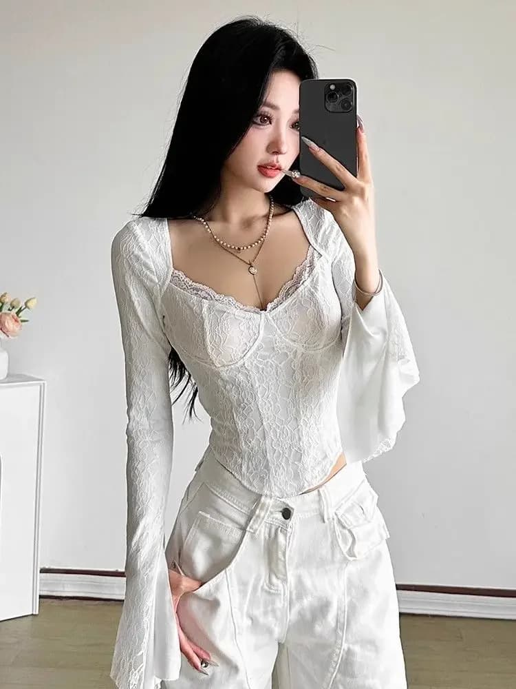 T-shirt dolci in pizzo con scollo a V American Spicy Girl 2025 T-shirt estiva nuova bianca All-match Top a vita sottile irregolare per le donne