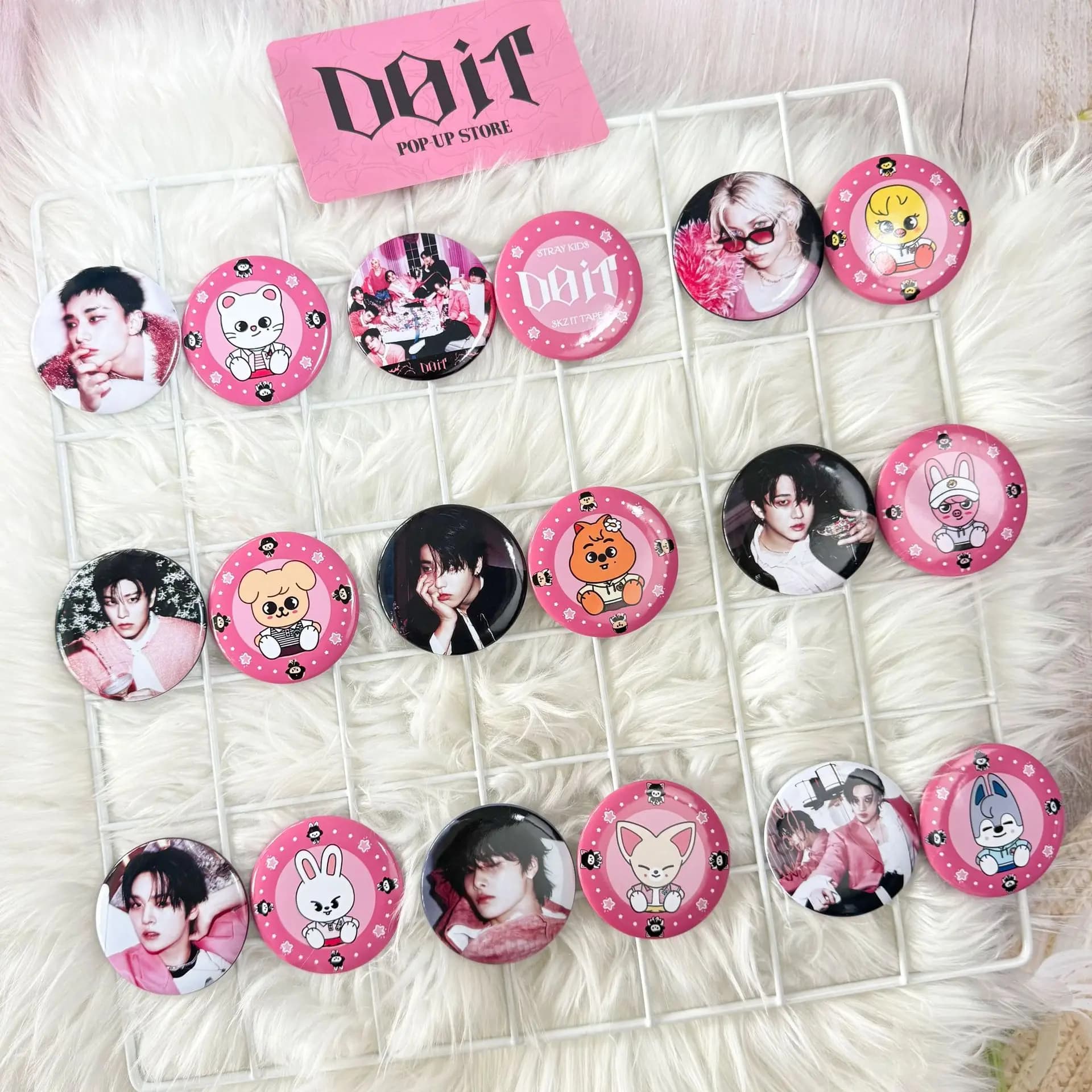 Set (2 Pezzi) di Badge Kpop Stay SKZ Atee Doit SKZOO, Decorazioni per Zaini, Accessori per Portafogli, Merchandise per Fan, Oggetti da Collezione, Regali per le Feste, Decorazioni