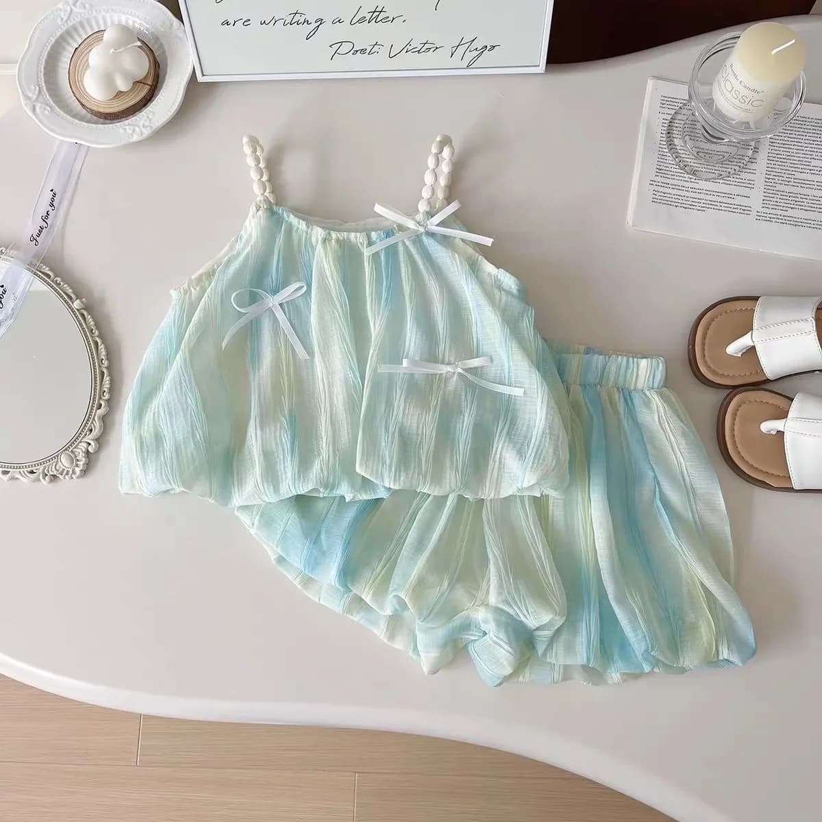 Completi Estivi per Bambine con Bretelle e Fiocco, Nuovi Set 2026 per Bambini, Blusa + Pantaloncini 2 Pezzi, Abbigliamento Dolce per Bambine 2-8 Anni