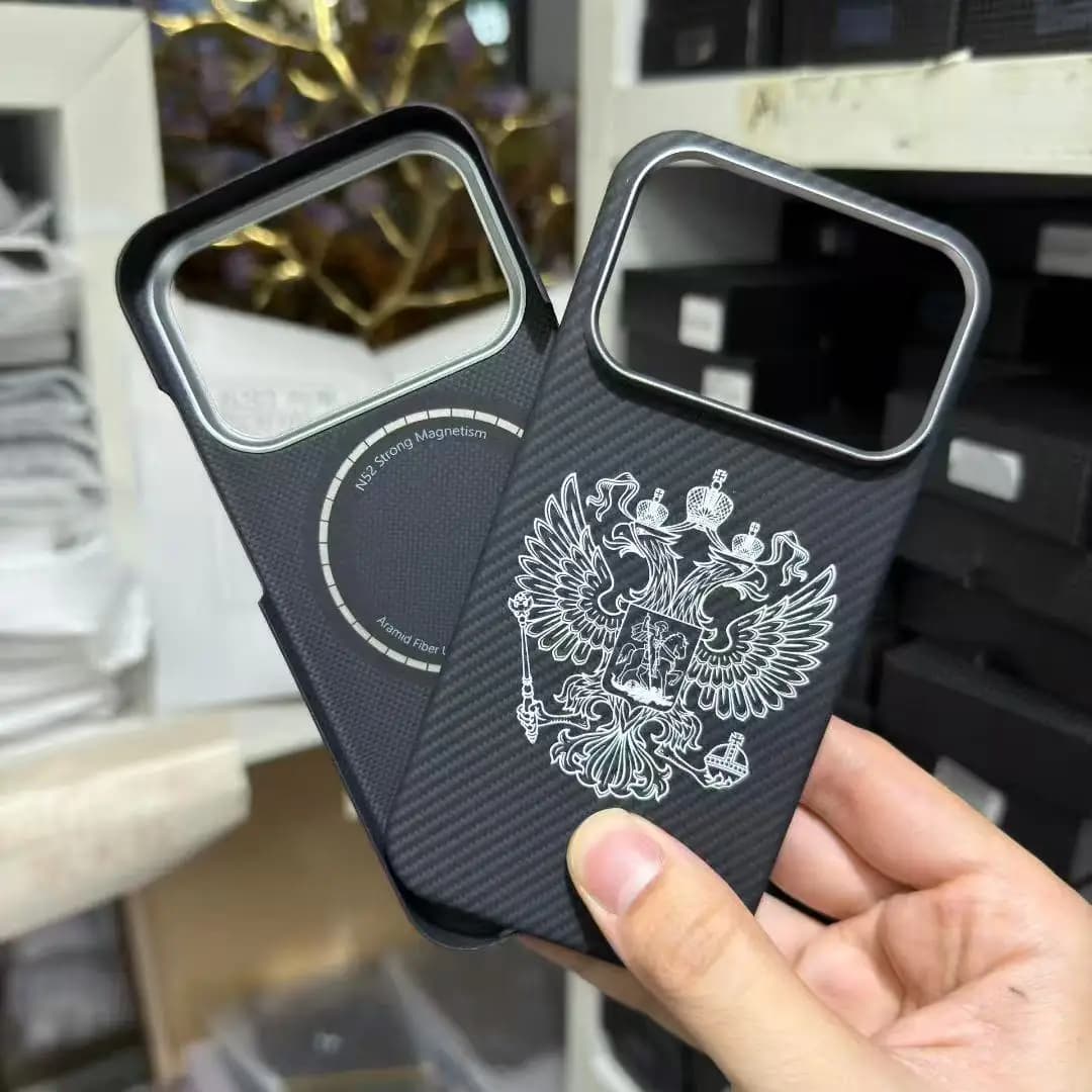 Custodia protettiva per telefono magnetica ultrasottile in fibra di carbonio Kevlar con emblema dello scudo, adatta per iPhone 17ProMax 17pro Air