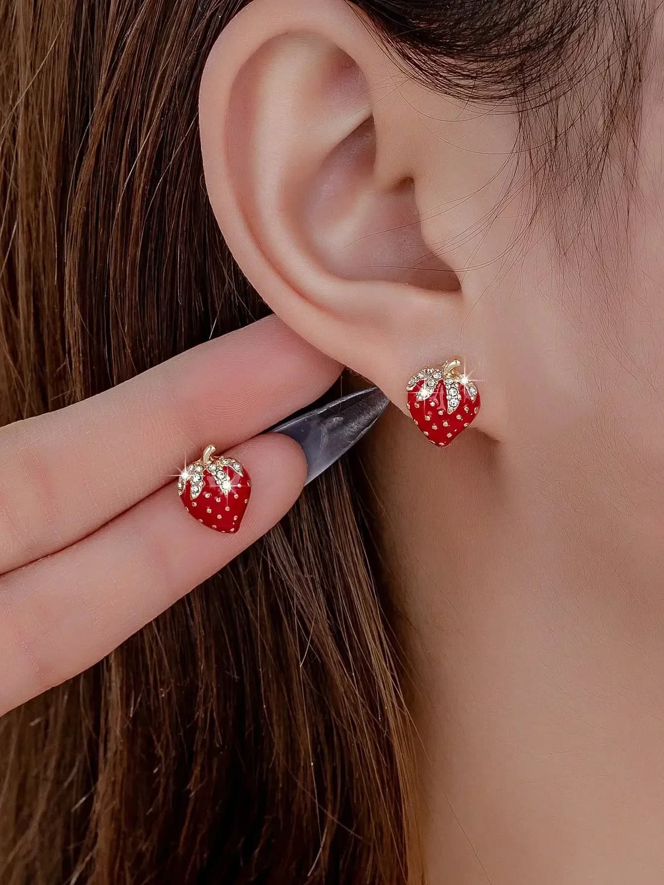 A Pair of Cute Strawberry Earrings, Small and Delicate, Red, Light Luxury, High-End Earrings, Ins Niche Sweet Earrings