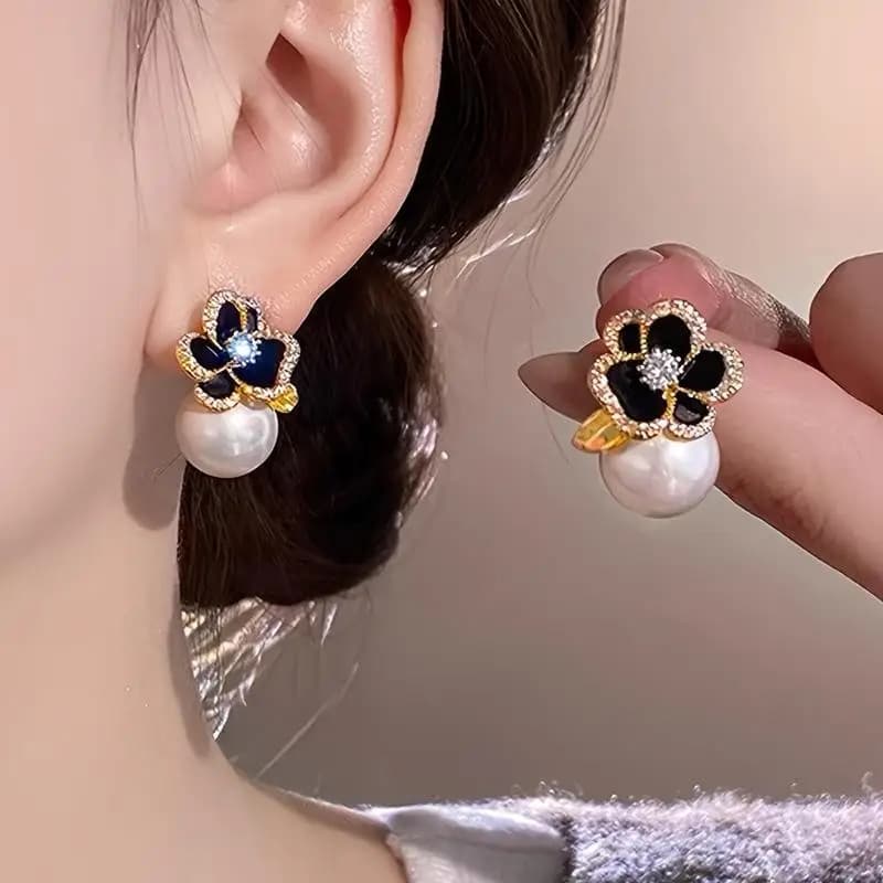 Orecchini a bottone con fiori di camelia nera lucida e zirconi; Regali alla moda per donne e ragazze