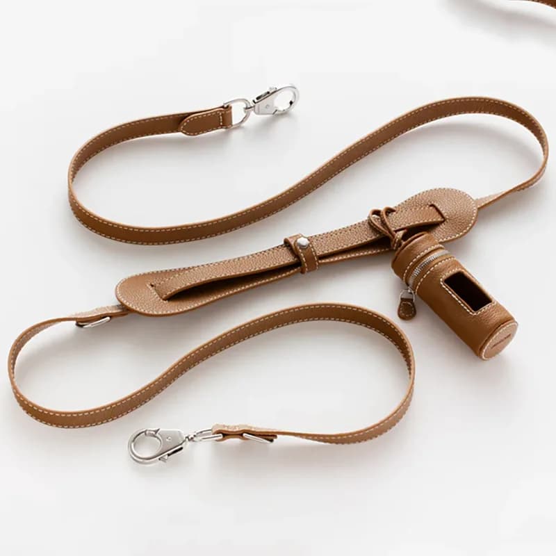 Guinzaglio da addestramento per cani in pelle per animali domestici di lusso personalizzato per due cani Guinzaglio lungo a mano libera