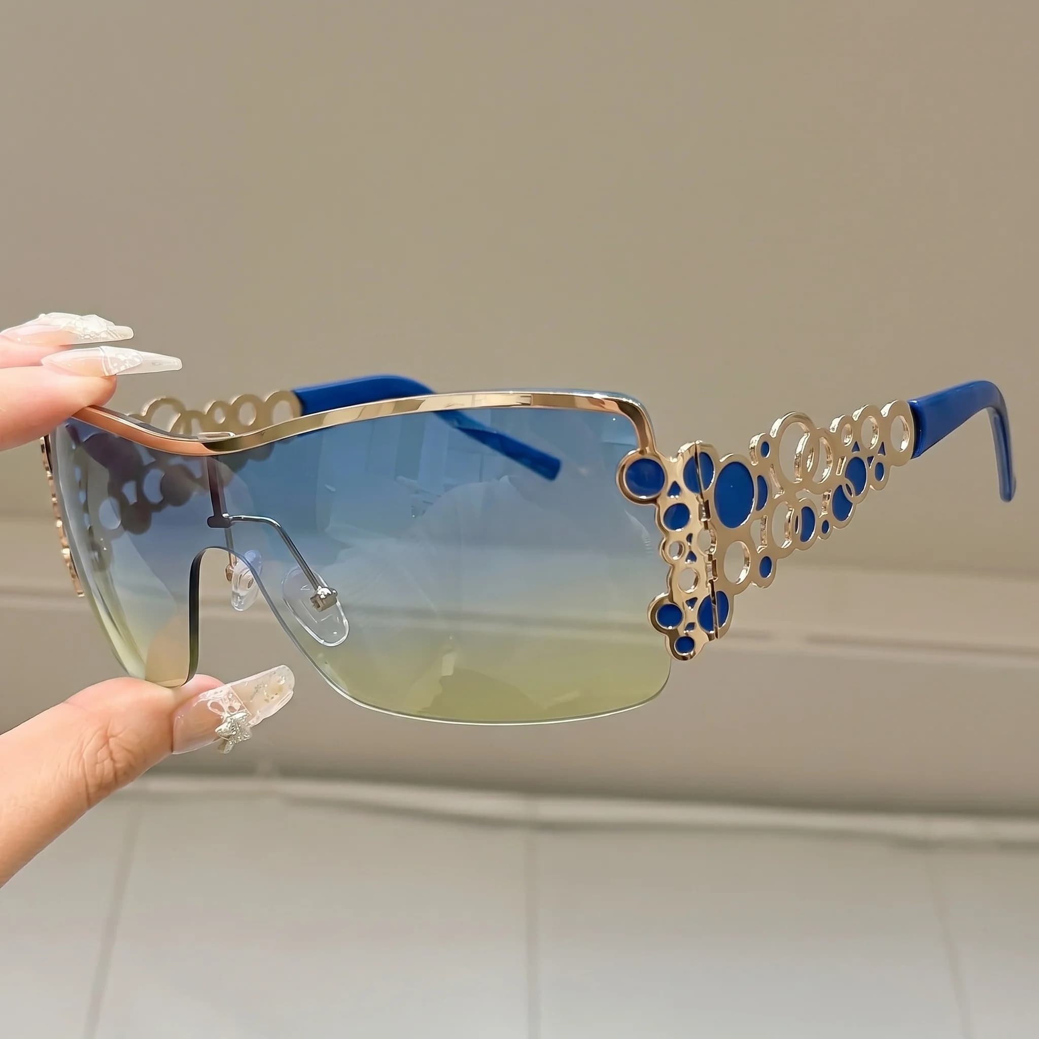 1 pair of fashionable lightweight metal frame sunglasses, one-piece large lens design, hollow carved temple, high-quality glasses, casual and versatile, suitable for daily production