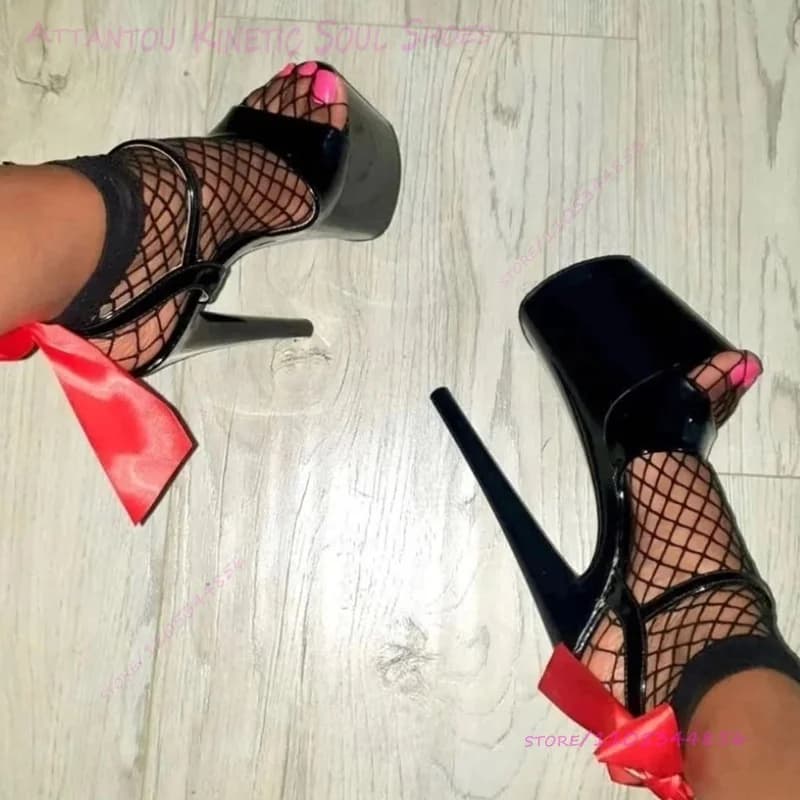 Sandali da pole dance con punta aperta in pelle verniciata nera da 20 cm / 8 pollici per donna, tacco a spillo rosso vibrante, scarpe sexy con tacco aperto e cinturino alla caviglia.