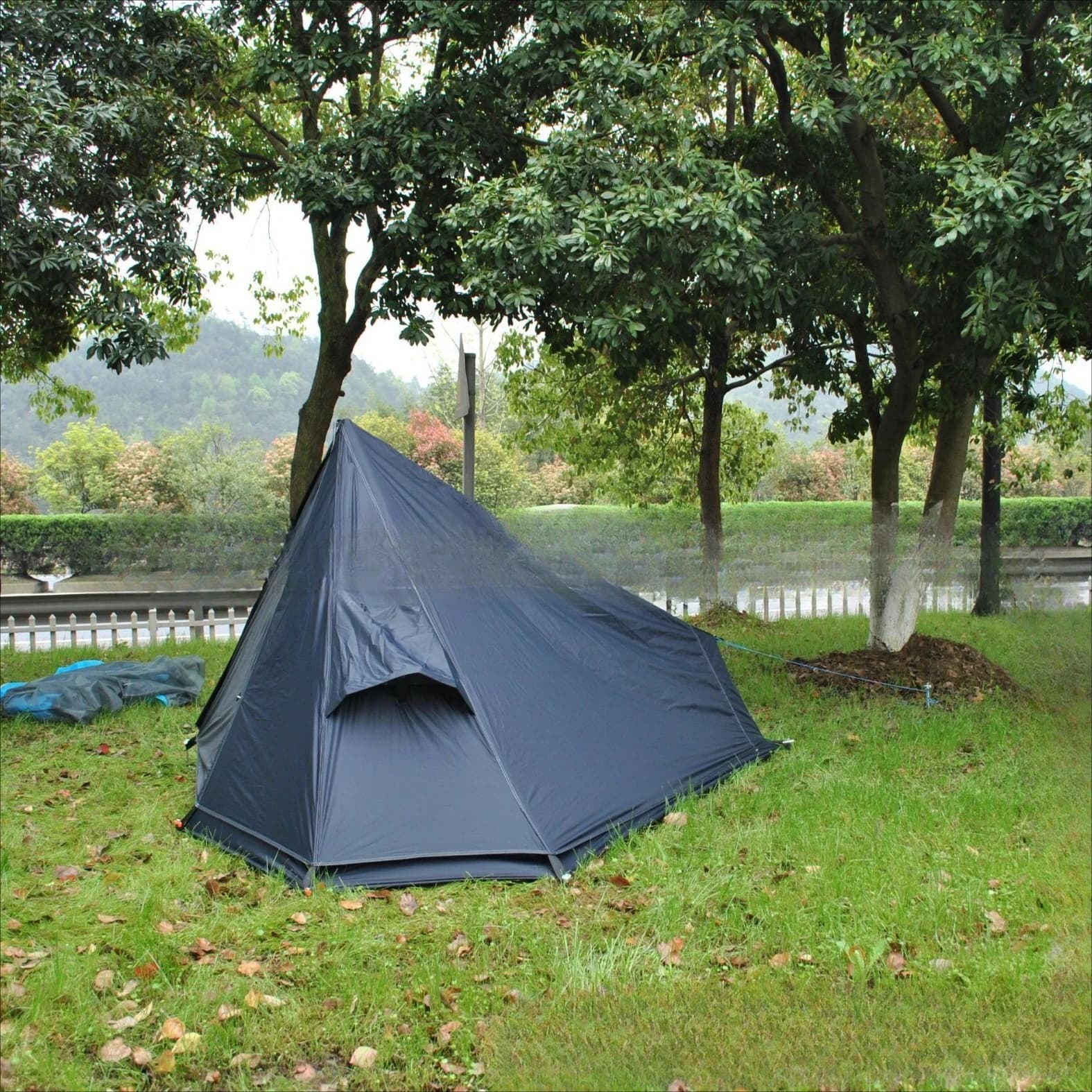including matching floor mat, ultra-light 20D silicon-coated tent, pole-free tent, black single pole-free tent, backpack tent.