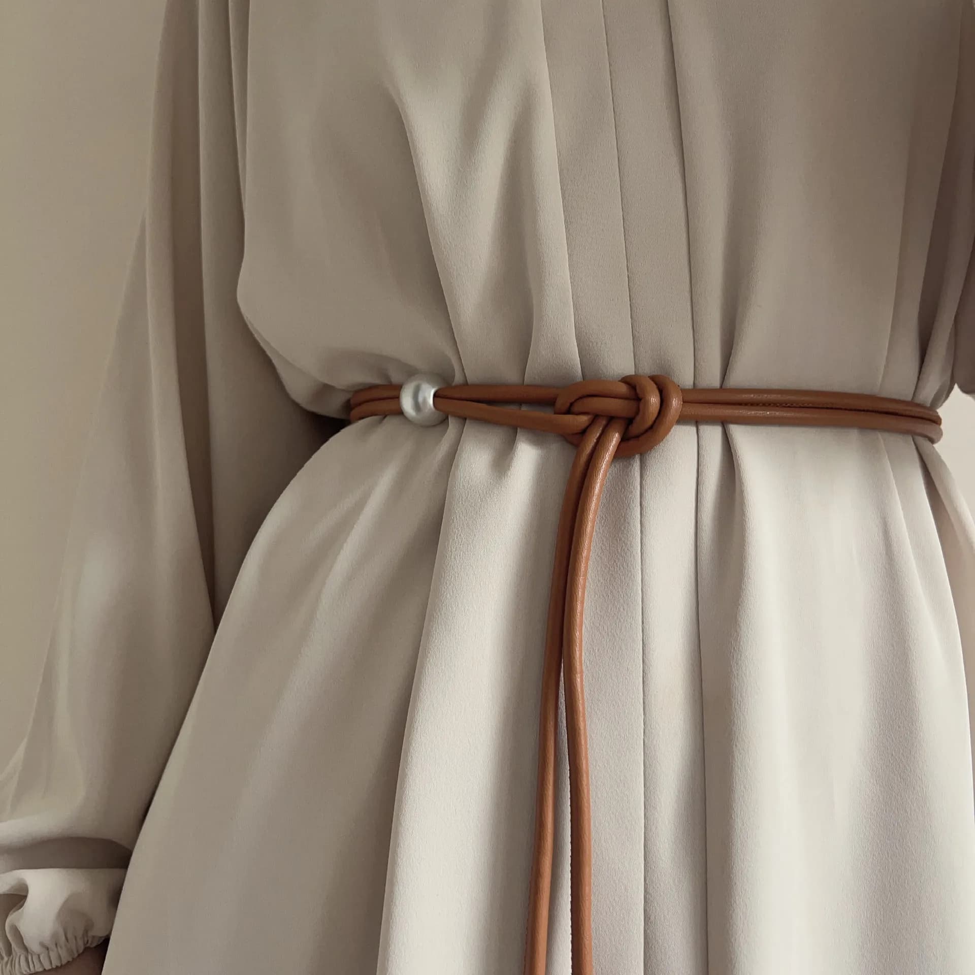Cintura Sottile Casual in Pelle PU per Donne, Cintura Lunga con Fibbia Dorata, Cintura Annodata per Abiti e Cappotti, Cinturini Neri da Donna