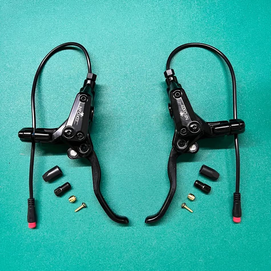 Freno a disco idraulico destro a 4 pistoncini per monopattino elettrico B015, con interruttore di alimentazione a 2 pin, rotore da 140 mm, tubo sdoppiato 2300 160, accessori