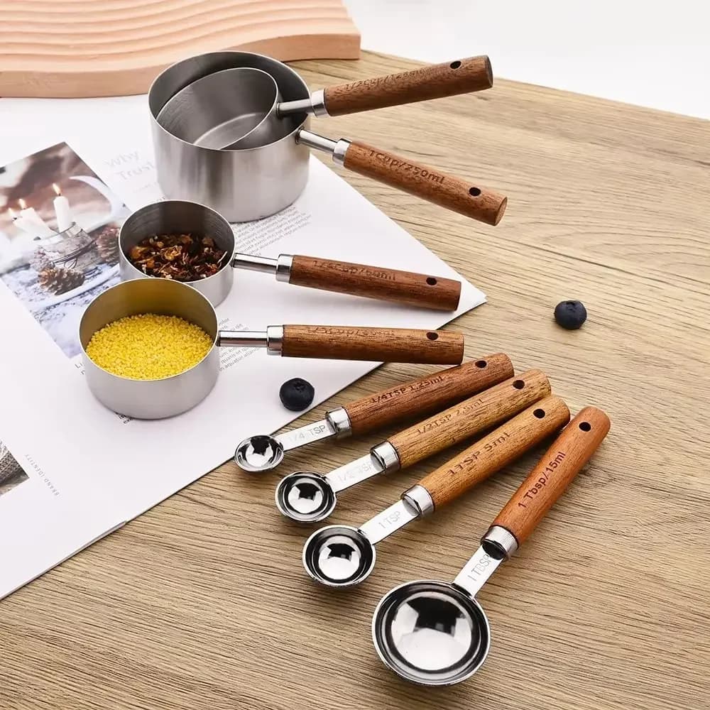Set di 8 Utensili da Cucina per Pasticceria, Strumenti di Misurazione in Acciaio Inox con Manico in Legno, Tazze e Cucchiai Graduati