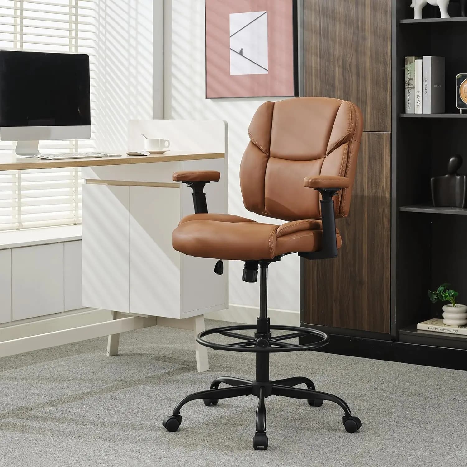 Sedia da Disegno Ergonomica da 227 kg con Braccioli Regolabili e Poggiapiedi, Sedia Alta per Scrivania, Schienale Medio, Girevole e con Ruote