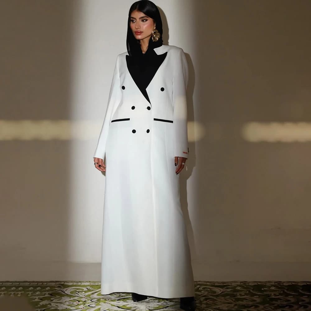 Elegante Completo Bianco da Donna con Blazer di Lusso Stile Dubai, Giacca Monopetto Nera con Risvolto a Punta, Trench Lungo e Ampio