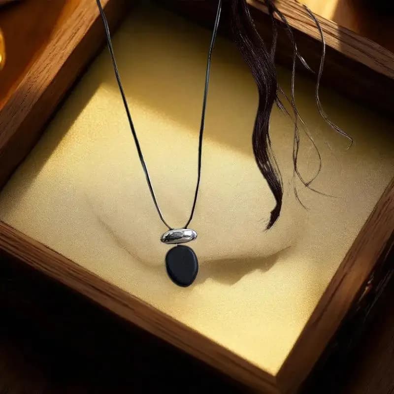 Ciondolo ovale in legno nero senza tempo; Collana da donna regolabile in pelle con catena a blocchi di metallo opaco discreto per maglioni
