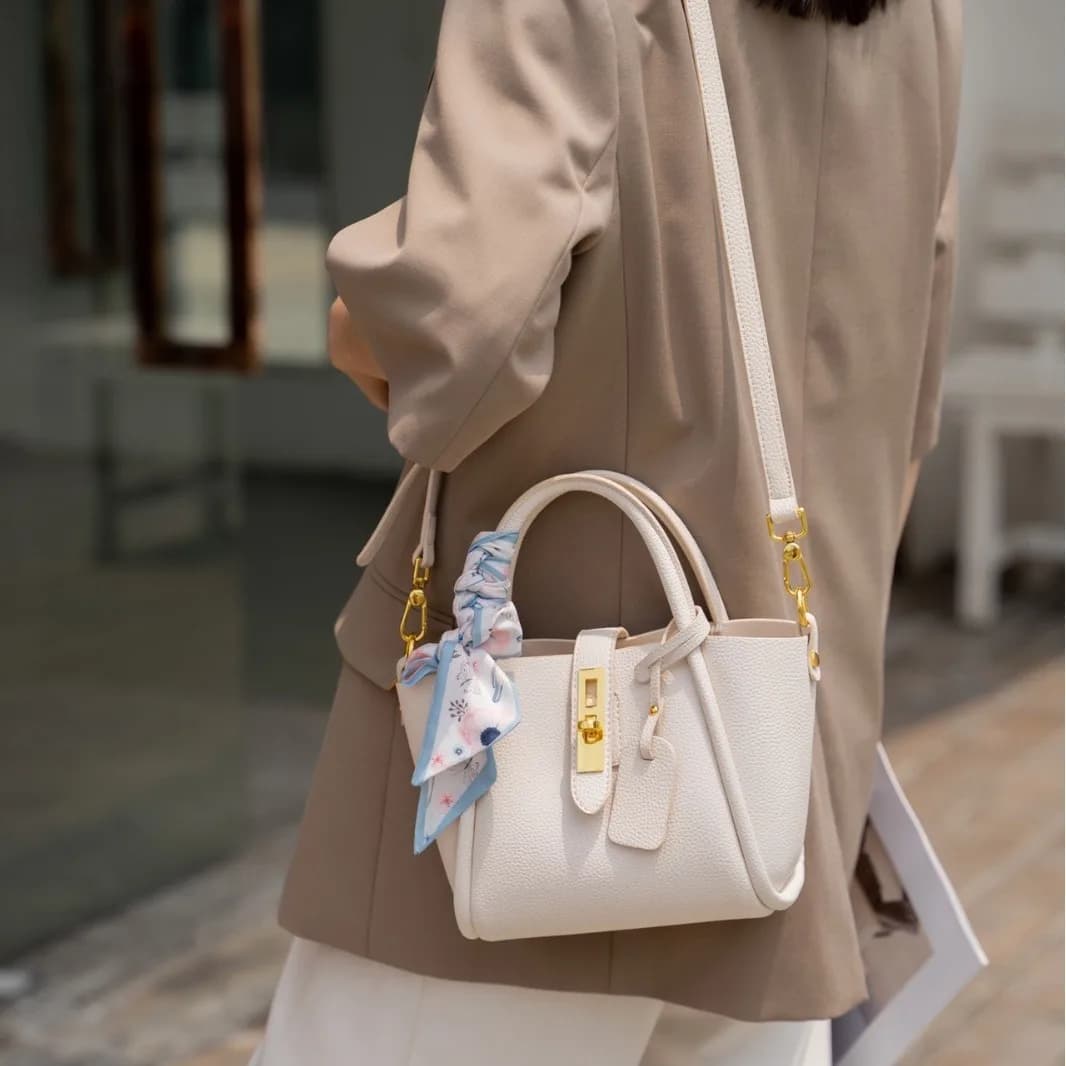 Borsa fasciatoio con apertura rapida del coperchio superiore, per prendere istantaneamente ciuccio e salviette senza scavare attraverso il contenuto.