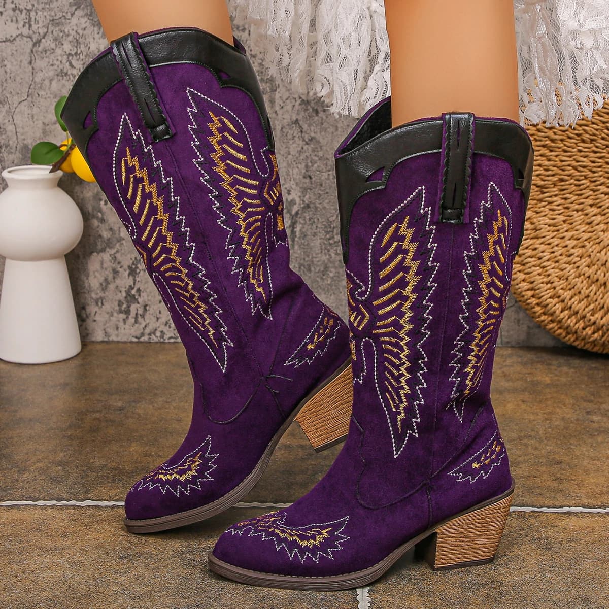 Stivali western da donna con ricamo alto al ginocchio viola Stivali da equitazione lunghi classici con punta a punta e tacco medio Scarpe da cowboy vintage da donna