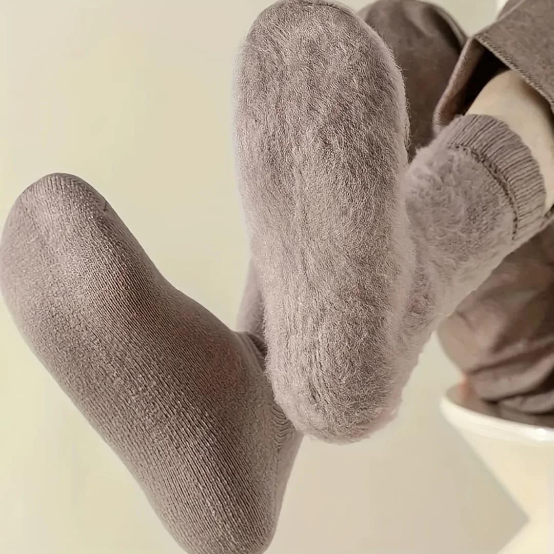 Three pairs of black socks for men, thermal socks for extremely cold climates, soft socks and comfortable for autumn and winter