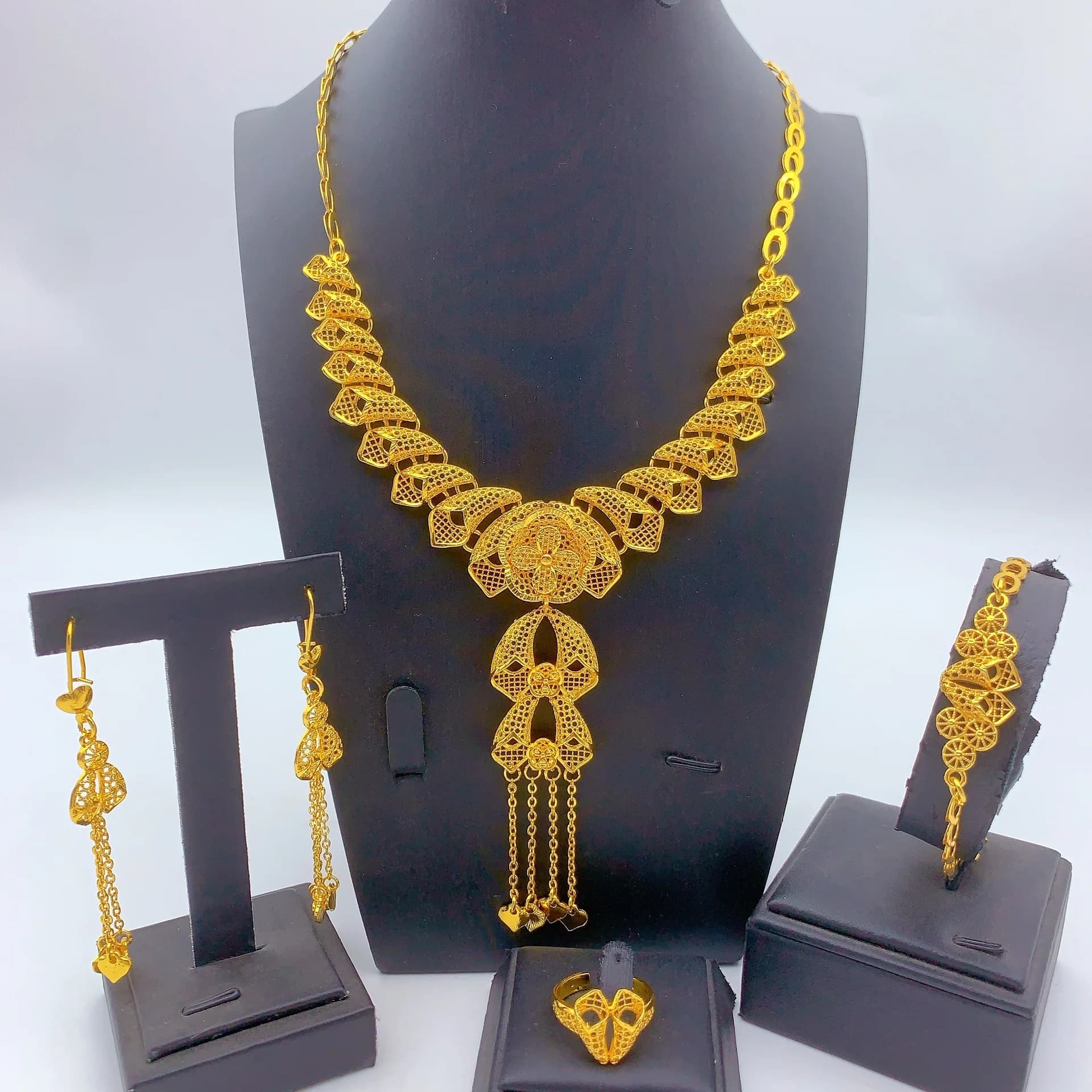Set di gioielli eleganti e di lusso leggero: collana, orecchini, bracciale e anello per donna, oro 24K AU999, stile raffinato.