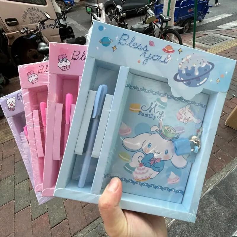 2025 Nuovo set di quaderni con chiusura a tema Hello Kitty 3 pezzi adesivi portachiavi abbinati formato A5 copertura in pelle PU regalo perfetto per adolescenti