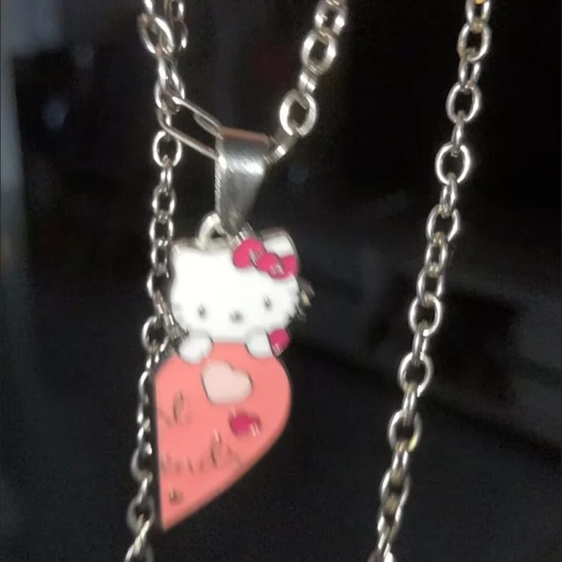 Disponibile Collana Hellokitty con gattino e fiocco giallo e rosa, accessori adatti per fidanzate, coppie, ragazze rosa.
