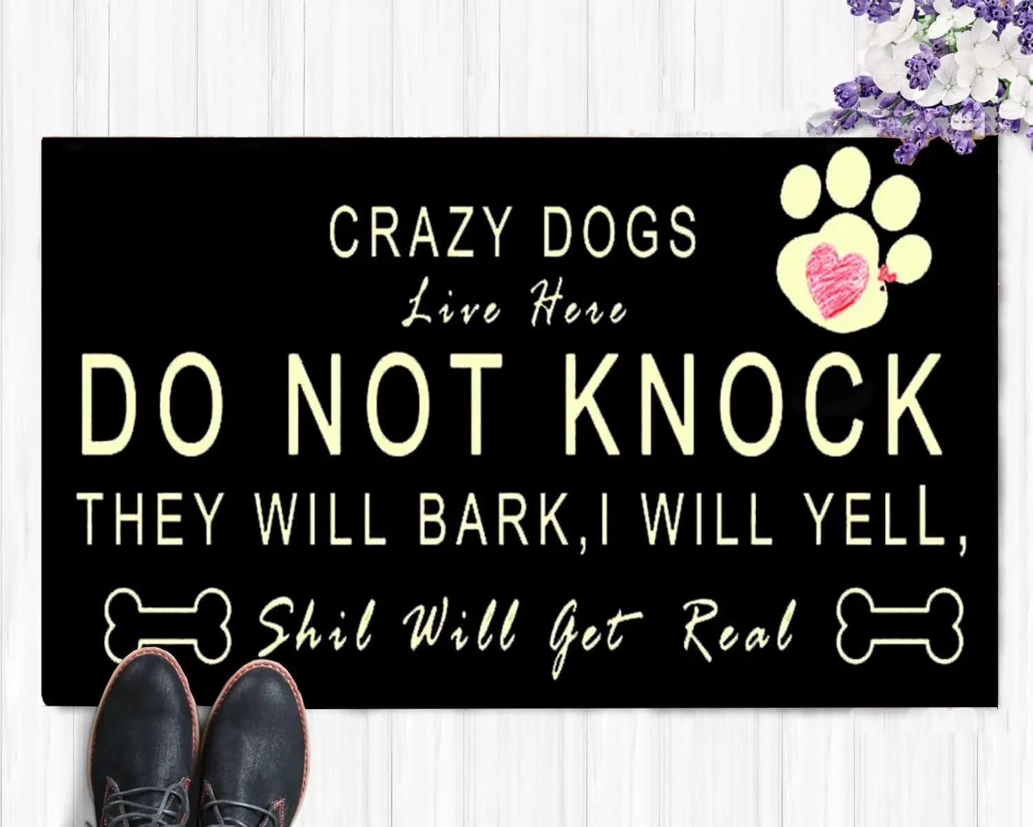Tappeto zerbino con stampa 'Crazy Dogs Live Here' su sfondo nero, avvertimento umoristico con zampa e osso
