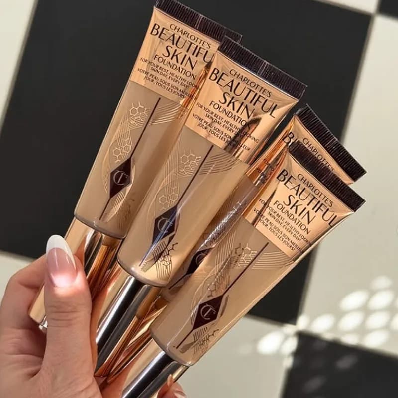 Cosmetici Charlotte Tilbury, Fondotinta Liquido Soft Light Essence, Correttore Coprente e Impermeabile, Crema per il Trucco Naturale Femminile