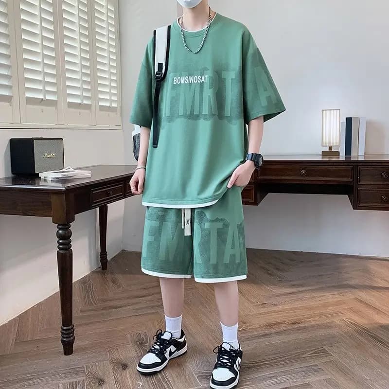 Set sportivo estivo di tendenza, stile street style, casual, a maniche corte, due pezzi, in poliestere, per adolescenti, composto da t-shirt e pantaloncini.