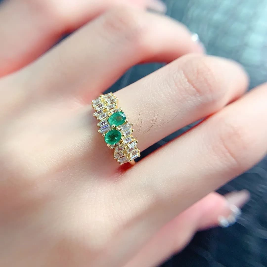Anello Elegante e alla Moda per Donna con Smeraldo Naturale in Argento S925 Gioiello di Lusso di Design Regalo Simbolo di Gusto Raffinato e Stile