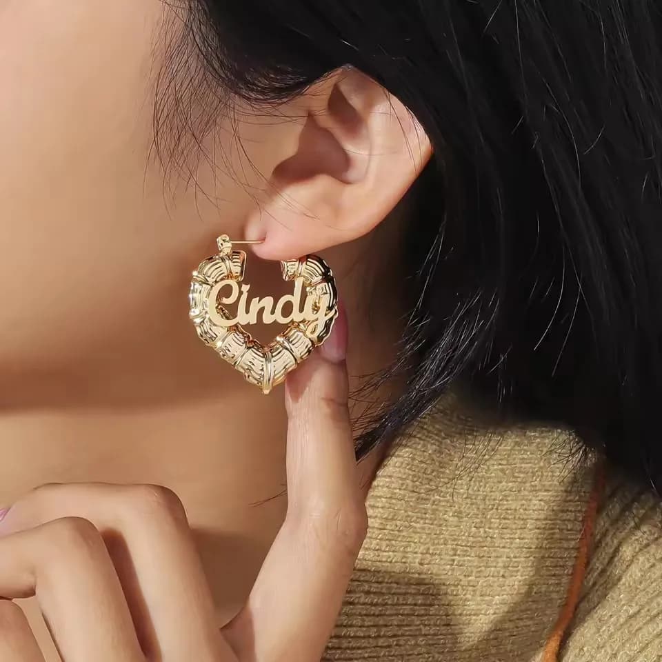Orecchini in bambù con nome per bambini Orecchini con targhetta personalizzata Orecchini in bambù con cuore personalizzato per regalo di gioielli natalizi da donna