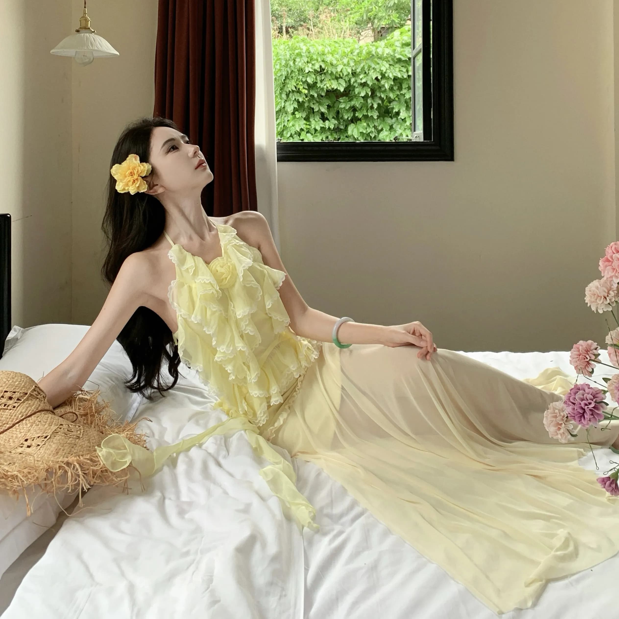 Set estivo da donna in stile hot girl: top giallo in rete irregolare con laccio al collo e gonna a sirena per la spiaggia