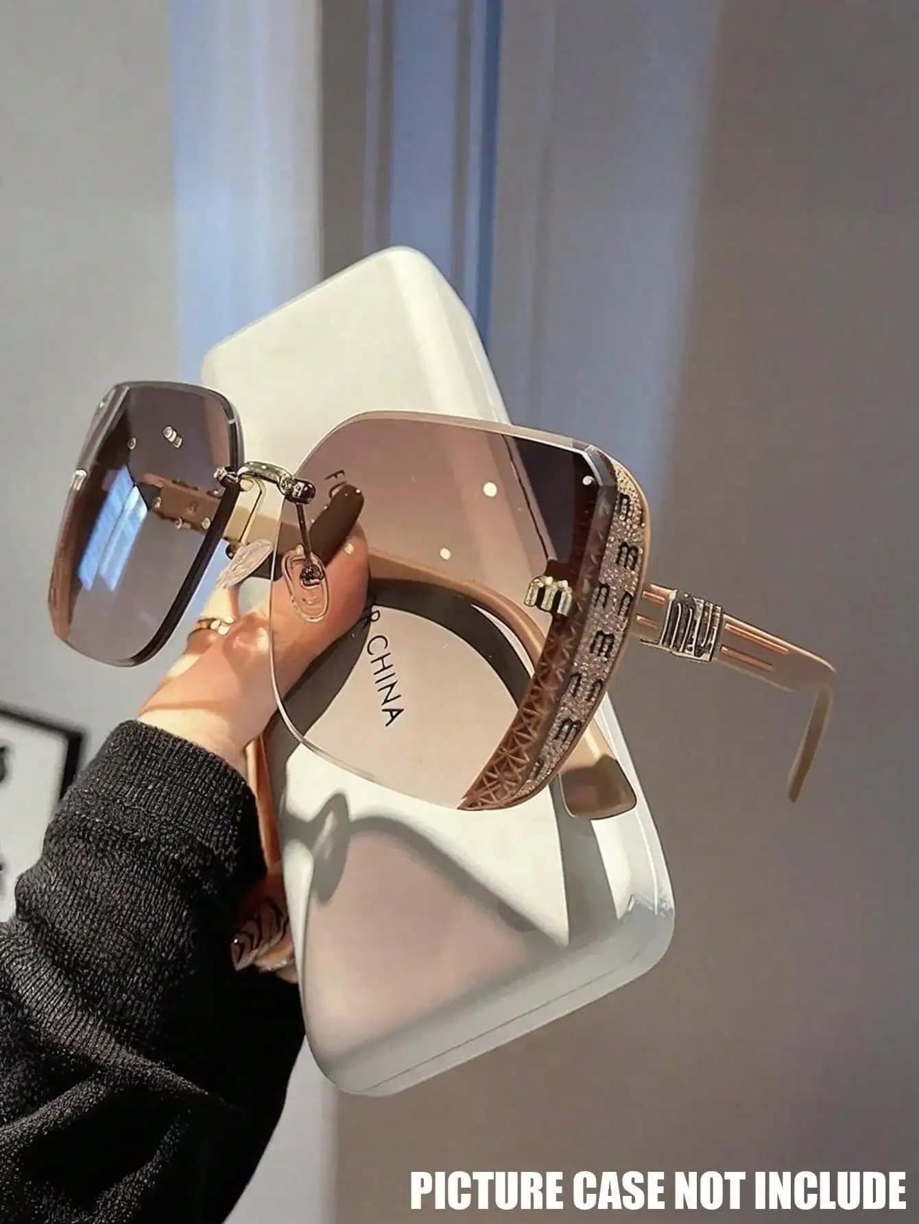 1 pair of fashionable glasses with luxury square frame, versatile glasses in european and american style for women