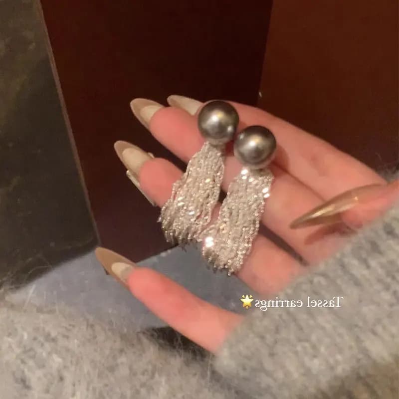 Orecchini con frange di perle grigie alla moda e di alto valore, temperamento leggero, nicchia di lusso, due orecchini a bottone con design da donna