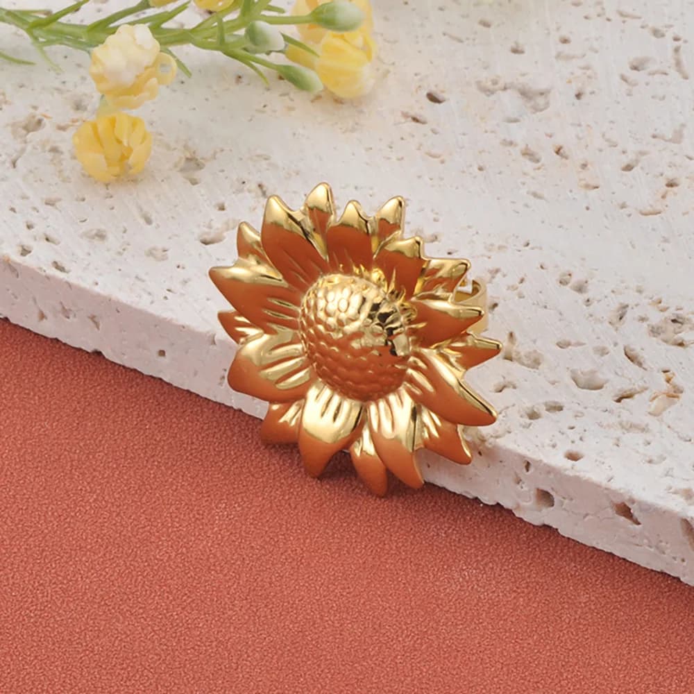 Lokaer Anello fiore di sole in metallo in acciaio inossidabile per donna Commercio all'ingrosso di gioielli da dito moderni quotidiani placcati in oro di alta qualità R25058