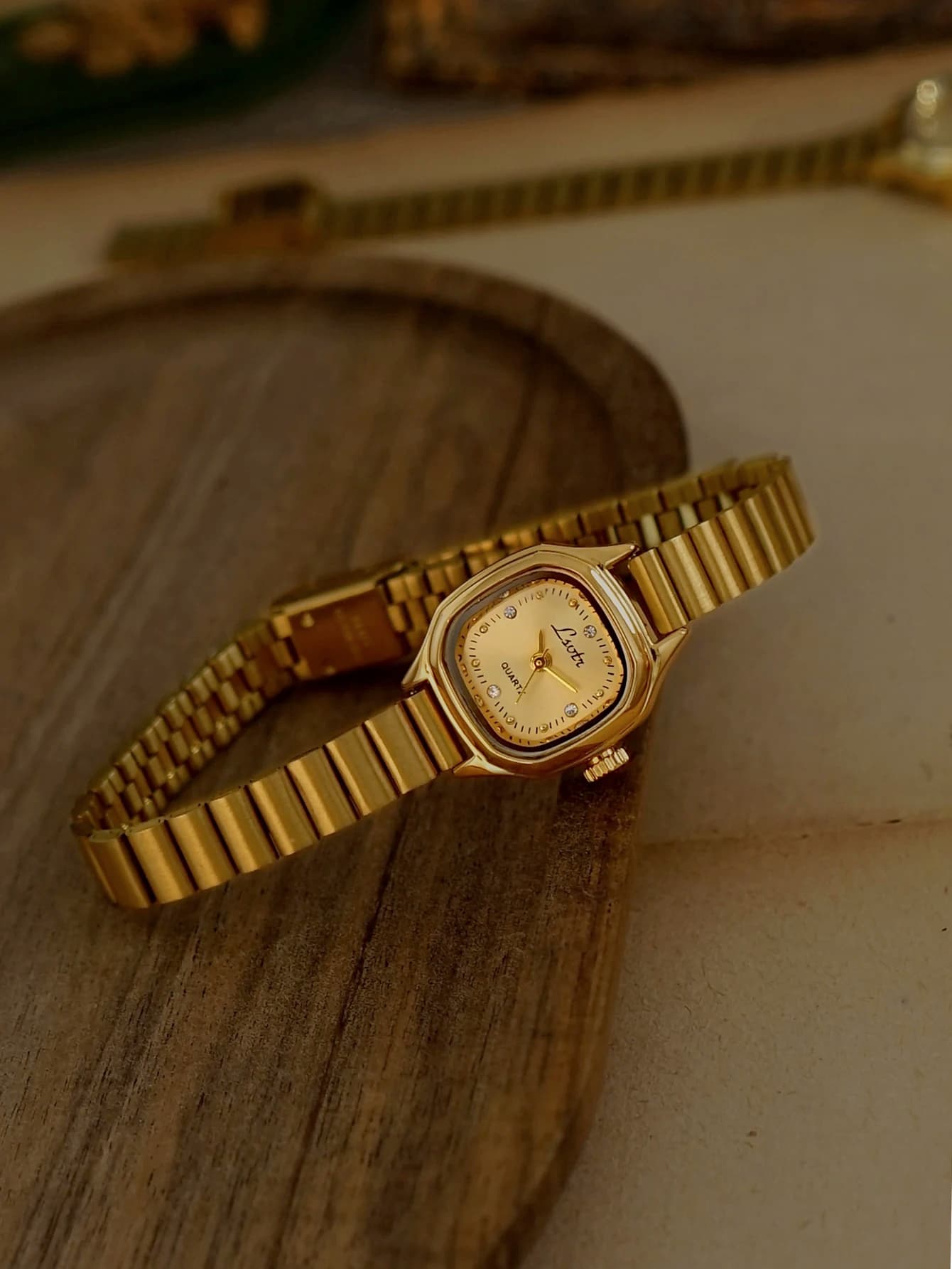 1 New Women's watch with small square dial in exquisite French style gold, fashionable, simple, elegant, luxurious, compact, waterproof, stainless steel strap, classic women's quartz watch suitable for everyday use, dinners, etc., to add a touch to the wrist