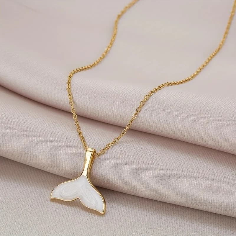 Collana in acciaio inossidabile placcata oro 18 carati con ciondolo a coda di pesce, catena da clavicola femminile, versatile, decorazione leggera e di lusso.