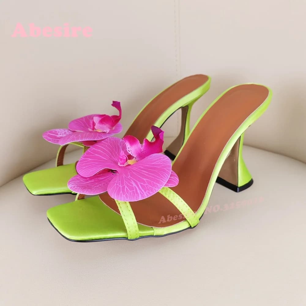 Pantofole in vetro da vino con fiori Punta quadrata Pantofole da donna con aria laterale Splicing Tacchi alti Scarpe da passerella 2025 Nuova passerella Verde Lusso