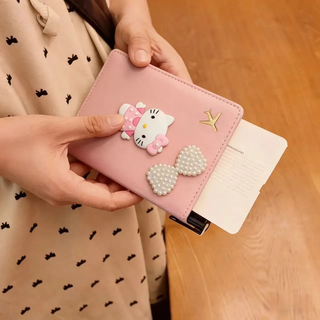 Porta Passaporto Hello Kitty da Viaggio per Donna e Uomo, Custodia Porta Carte di Credito in Pelle PU, Portafoglio da Viaggio per Passaporto e Biglietti da Visita
