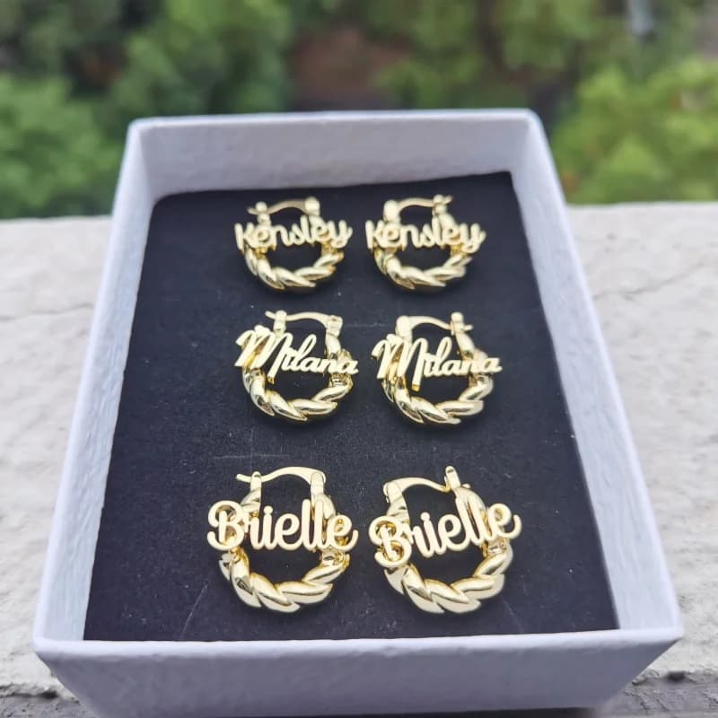 LeeChee personalizzazione Mini Twist Hoop bambini orecchini con nome personalizzato per bambino piccolo orecchino a cerchio regalo per bambini