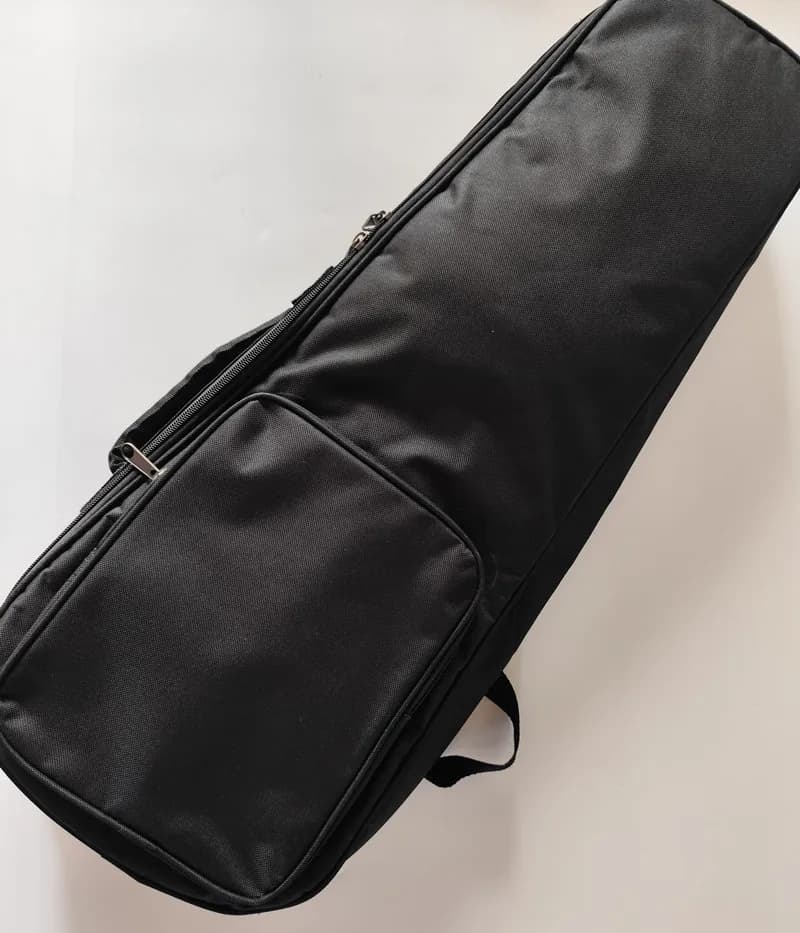 Custodia morbida nera per mini chitarra o basso con spesse imbottiture interne premium, cinghie e tasca esterna imbottita, stile zaino.
