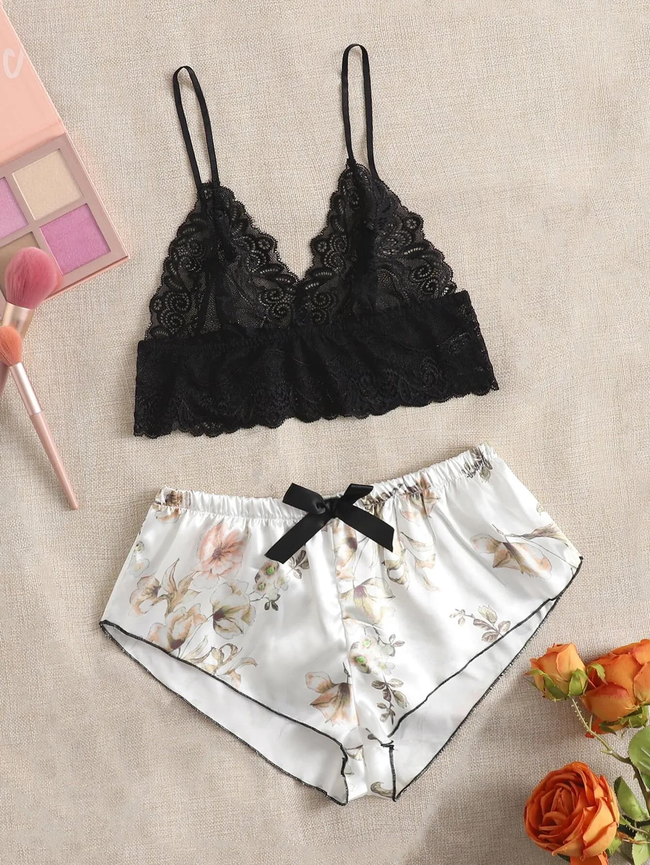 Set di lingerie con bralette in pizzo nero e pantaloncini in raso con stampa floreale