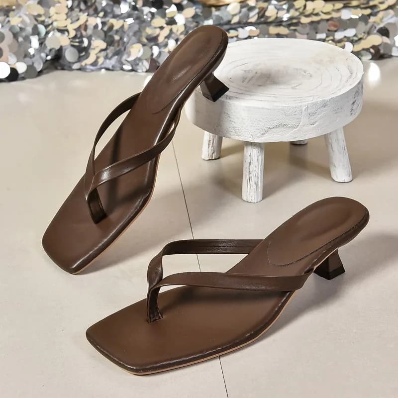 Estate nuova morbida pelle punta quadrata gatto con infradito moda donna cintura sottile tacco sottile infradito con suola morbida