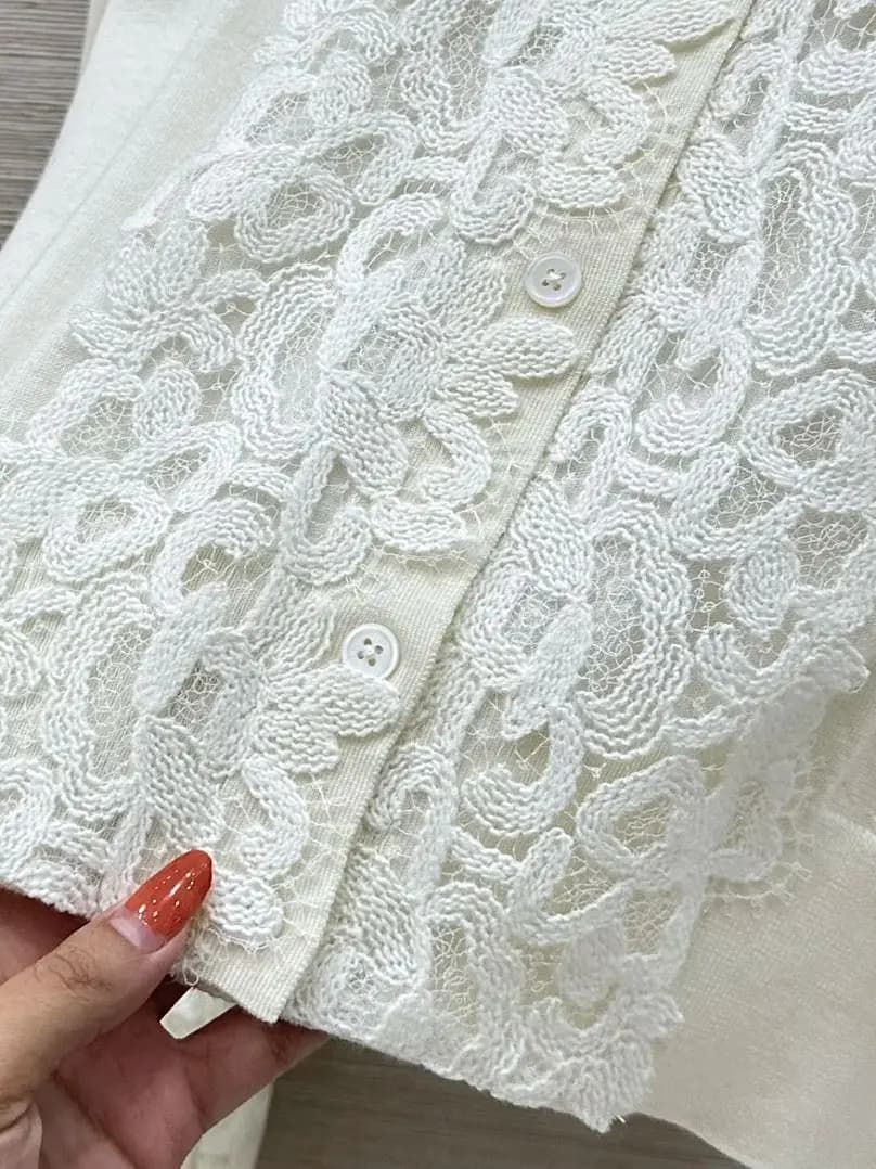 Maglione sottile elegante con scollo a V in cardigan di lana lavorato a maglia con ricamo in pizzo da donna