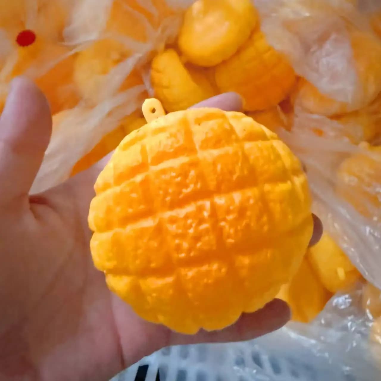 2 pezzi Squshy innovativo spremere palla fatta a mano morbida pasta cava formaggio ananas panino mais Durian frutta verdura regalo fai da te per adulti