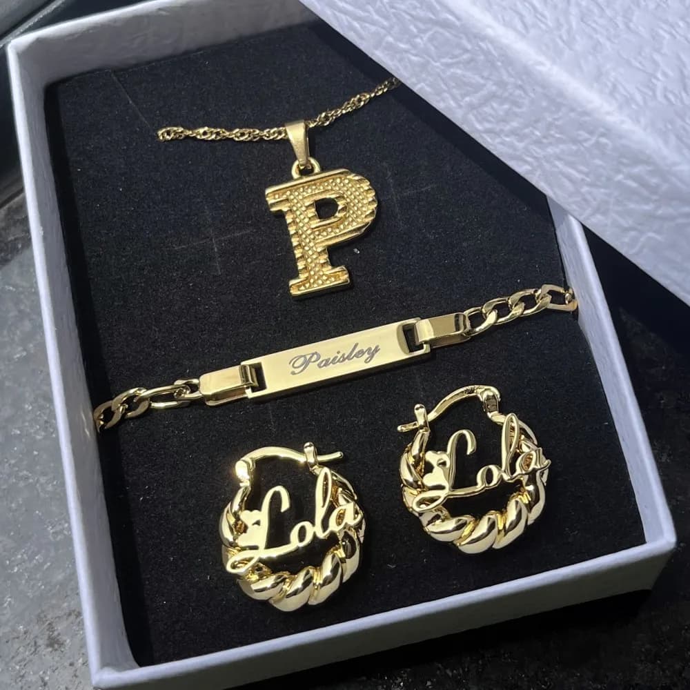 DUOYING Set di gioielli con nome personalizzato personalizzato Mini neonate orecchino a cerchio nome braccialetto in oro 18 carati per regalo di gioielli per bambini